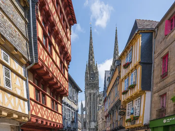 cathedrale de quimper vue la rue kereon